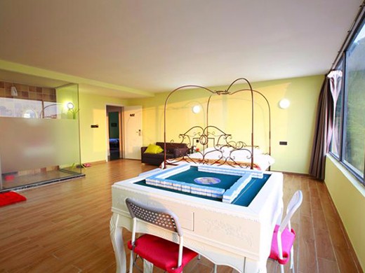 402（一米八大床豪华麻将房）