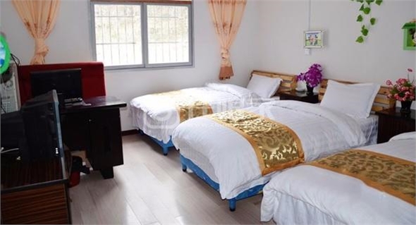 *张家界驴友驿站，三人间