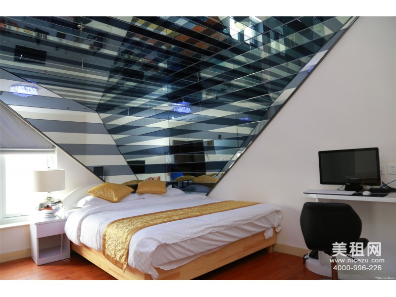 天津其家主题酒店玻璃极品房